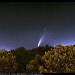 El cometa C/2020 F3 Neowise al anochecer, apreciándose la cola iónica